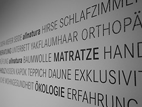 Wandtattoo aus Wörtern in unserem Firmengebäude