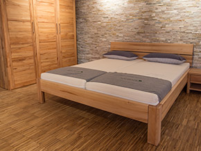 Bett und Kleiderschrank aus Massivholz