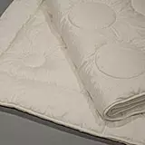 Kühlende Bio-Seide und klimatisierendes Kamelflaumhaar in einer extraleichten Kombination Kamelflaumhaar/Seide-Leicht-Kombi-Bettdecke 
