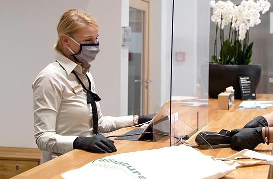 Eine Plexiglas-Scheibe schützt beim Bezahlen