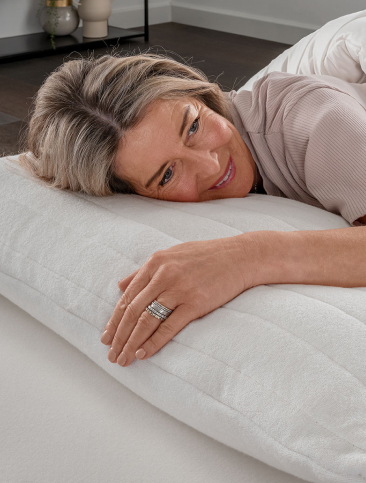 Frau liegt auf Kissen