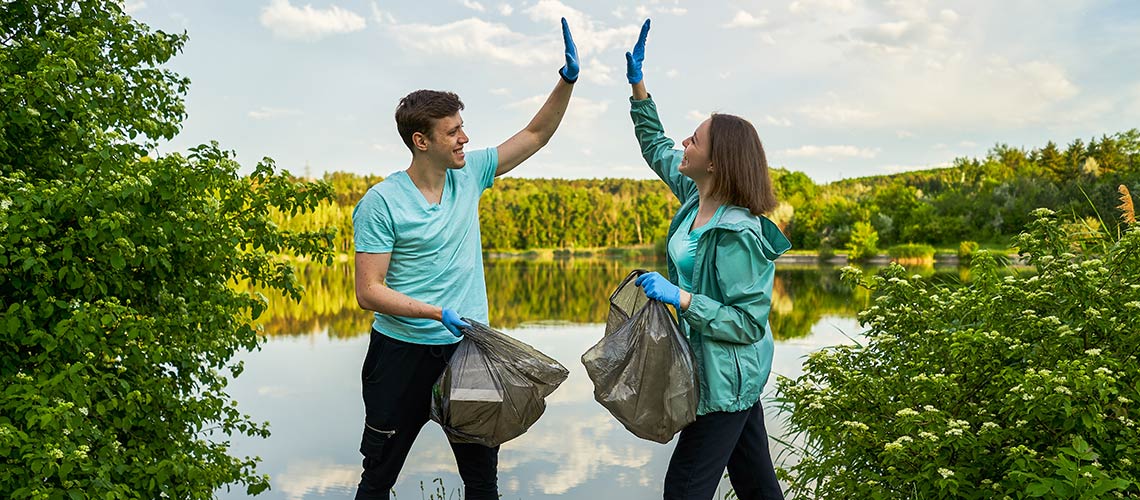High Five beim Müll sammeln