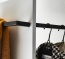 Garderobe Vestido, Kleiderstange und einklappbare Haken aus Metall Garderobe Vestido mit Kleiderstange und versenkbaren Haken aus schwarzem Metall