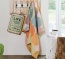 schöne Heimdecke für einen farbigen Akzent in Ihrem Zuhause Bunte Plüschdecke an einem Haken aufgehängt