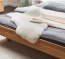 Auch im Bett ein kuschelig, weicher Begleiter und ein schönes Accessoire Auch im Bett ein kuschelig, weicher Begleiter und ein schönes Accessoire