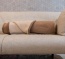 Heimdecke in den Farben crème/kamel fügt sich harmonisch in Ihr Wohnkonzept ein Naturhaardecke zusammengerollt auf Couch