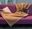 Traumhafte Kamelhaar-Decke in den schönen Farben crème und kamel Wolldecke aus Kamelhaar in Farbe kamel, ausgebreitet auf einem Sofa