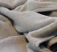 Decke in der Farbstellung silbergrau mit Strukturband-Einfassung aus Wolle