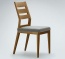 Moderner und bequemer Stuhl im klassischen Design