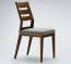 Moderner und bequemer Stuhl im klassischen Design
