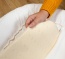 Liegefläche aus weichem und stützenden Naturlatex Nahaufnahme der Naturlatex-Platte als Liegefläche