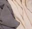 Heimdecke als stilvolles Accessoire im gemütlichen Hygge-Stil Kuscheldecke im gemütlichen Hygge-Stil in den 3 verschiedenen Farben
