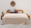 Melange-Decke aus Baumwolle als dekorativer Bettüberwurf Tagesdecke über einem Bett in der Farbe beige in der Größe 250x280 cm