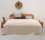 Tagesdecke über einem Bett in der Farbe beige in der Größe 250x280 cm