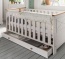 Viel praktischen Stauraum bietet die optional erhältliche Bettschublade Babybett Amira mit optionaler Bettschublade