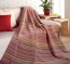 Moderne, bunte Kuscheldecke in Streifen-Optik mit intensiven Farben Kuscheldecke in Streifen-Optik mit intensiven Farben