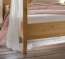 Bett Tusa aus Kiefer - mit schräg zulaufenden Füßen, die in den Aufbau übergehen Bett Tusa aus Kiefer mit schräg zulaufenden Füßen, die in den Aufbau übergehen