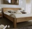 Das geradlinige Bett ist in 3 Holzarten erhältlich