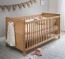 Kinderbett im schnörkellosen, modernen Design für Ihren Sonnenschein schnörkelloses Babybett mit geradlinigem Kopf- und Fußteil