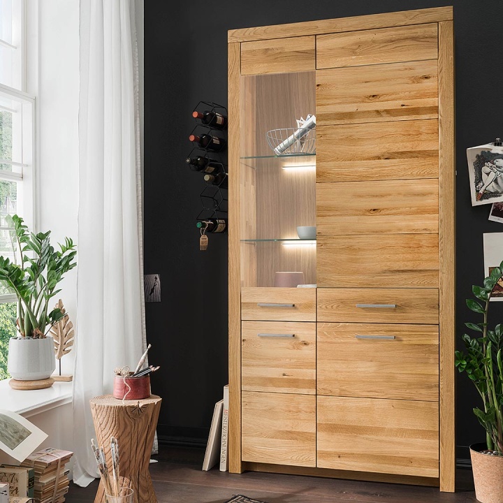 Vitrine Sorano aus Wildeiche, Variante 02 mit 1 Glastür und 3 Holztüren Vitrine Sorano aus Wildeiche, Variante 02 mit 1 Glastür und 3 Holztüren