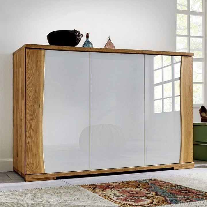 Edles Massivholz trifft auf modernes Weißglas Edles Massivholz trifft auf modernes Weißglas