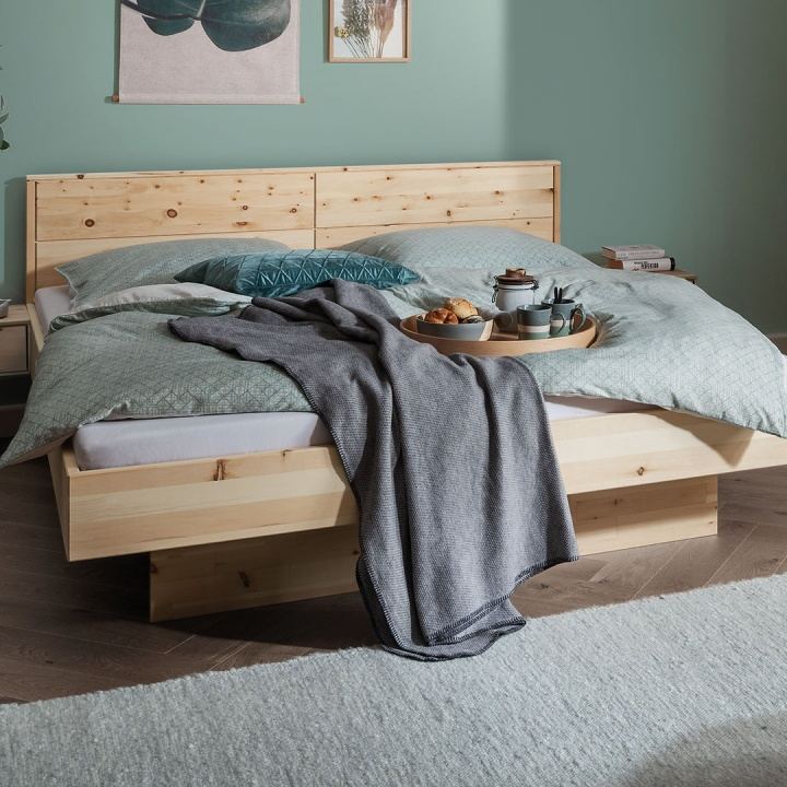 Geradliniges Schwebebett aus strukturreichem Zirbenholz Geradliniges Schwebebett aus strukturreichem Zirbenholz