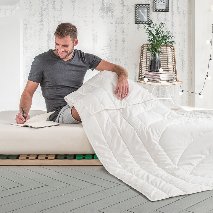 Traumhaft leichte Sommerdecke aus kühlender Seide Traumhaft leichte Sommerdecke aus kühlender Seide