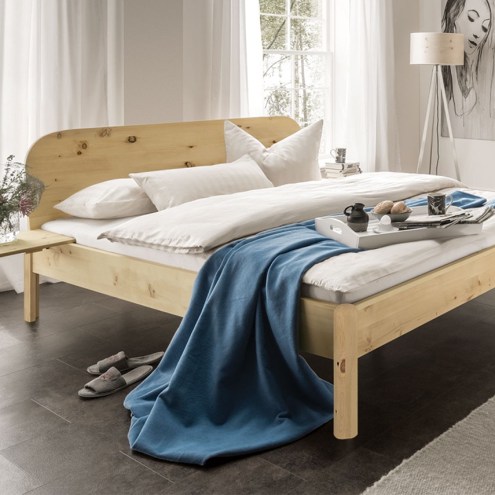 Bett Pino mit abgerundetem Massivholz-Kopfteil Bett Pino mit abgerundetem Massivholz-Kopfteil