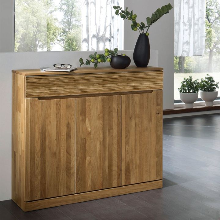 Variante 01, ein halbhohes Sideboard, hier in Kernbuche mit modern glatter Blende Variante 01, ein halbhohes Sideboard, hier in Kernbuche mit modern glatter Blende