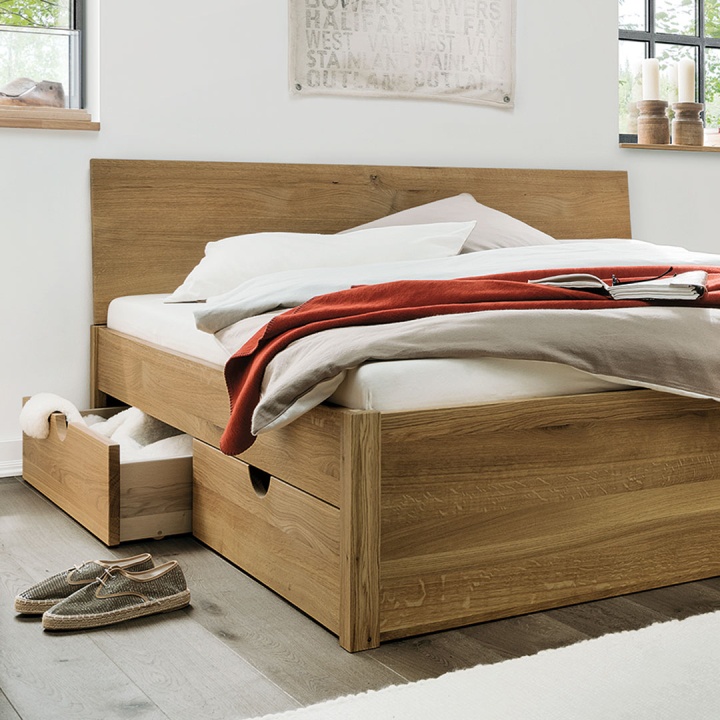 Puristisch gestaltetes Schubkastenbett Puristisch gestaltetes Schubkastenbett