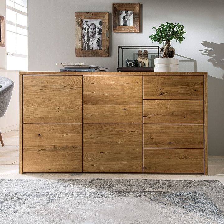 Das Sideboard mit 2 Türen und 4 Schubladen bietet viel Platz Das Sideboard mit 2 Türen und 4 Schubladen bietet viel Platz