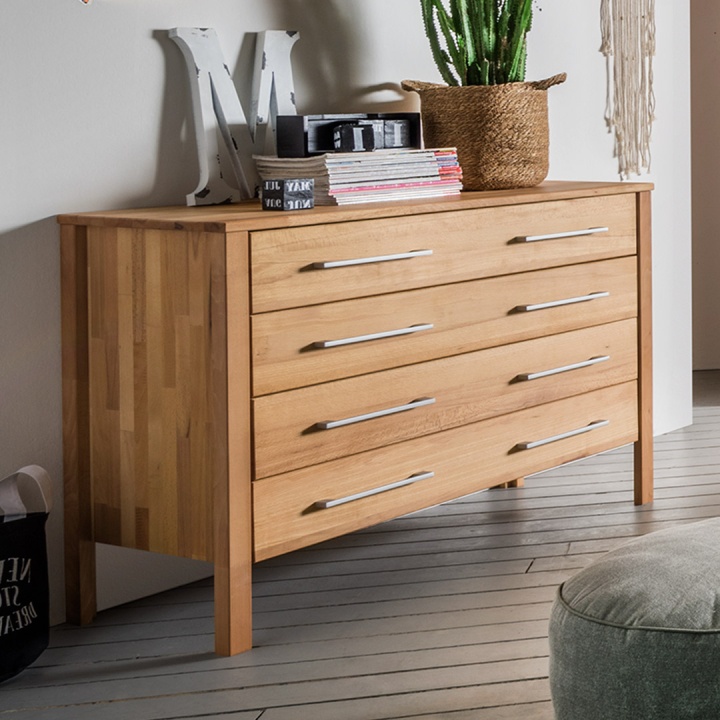 Die Kommode aus massivem Kernbuchenholz in zeitlosem Design sorgt für viel Stauraum Die Kommode aus massivem Kernbuchenholz in zeitlosem Design sorgt für viel Stauraum