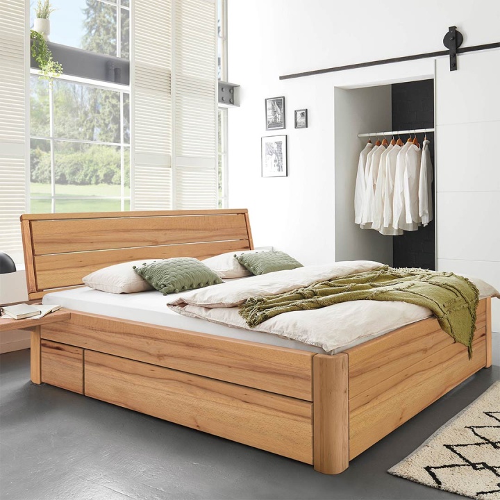 Schubkastenbett aus geöltem Massivholz mit warmer Ausstrahlung Schubkastenbett aus geöltem Massivholz mit warmer Ausstrahlung