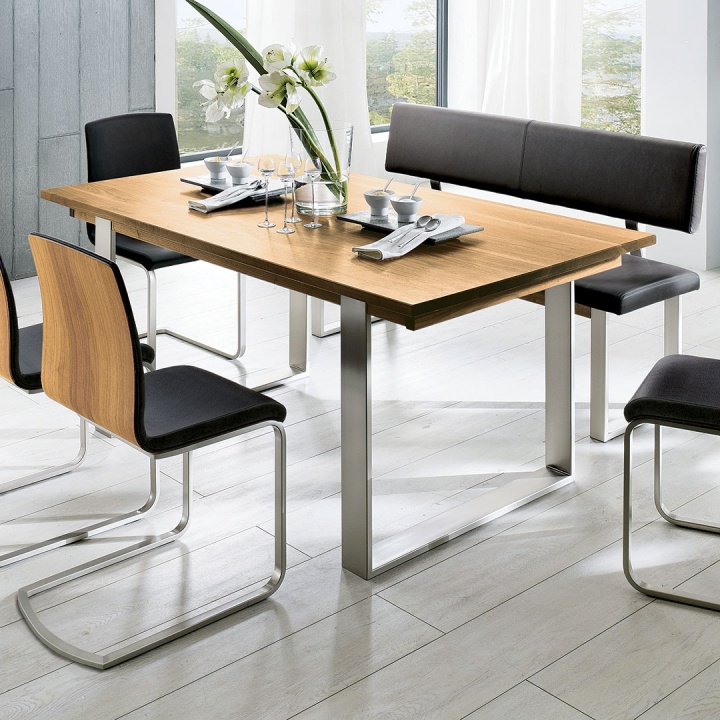 Elegantes Edelstahlgestell mit hochwertigem Vollholz Elegantes Edelstahlgestell mit hochwertigem Vollholz