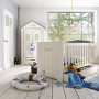 Weißes Kinderbett aus massiver Kiefer mit grauen Akzenten