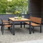 Stapelbarer Gartenstuhl aus schmalen Holzlamellen mit Aluminium