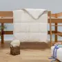Kuschelige Kinderbettdecke mit bauschig weicher Schafschurwolle