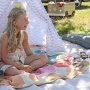 Bunte Plüschdecke an einem Haken aufgehängt