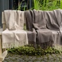 Plaid Tenera aus Merinowolle erhalten Sie in 3 harmonischen Farbstellungen