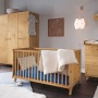 Kinderbett im modernen skandinavischen Stil