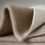 Heimelige Decke aus Merino-Schafwolle in Farbstellung beige/weiß