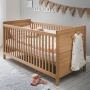 schnörkelloses Babybett mit geradlinigem Kopf- und Fußteil