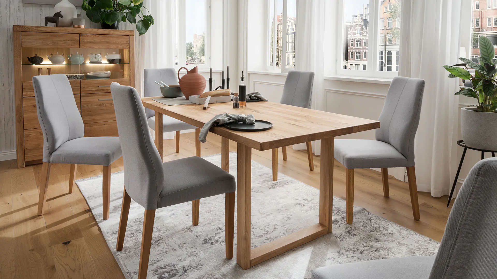Tisch Sorano - eindrucksvolle Wildeiche modern gestaltet