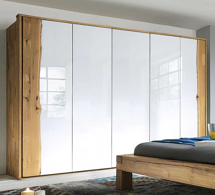 Schrank mit Weißglas-Fronten und Baumkanten-Element Schrank mit Weißglas-Fronten und Baumkanten-Element