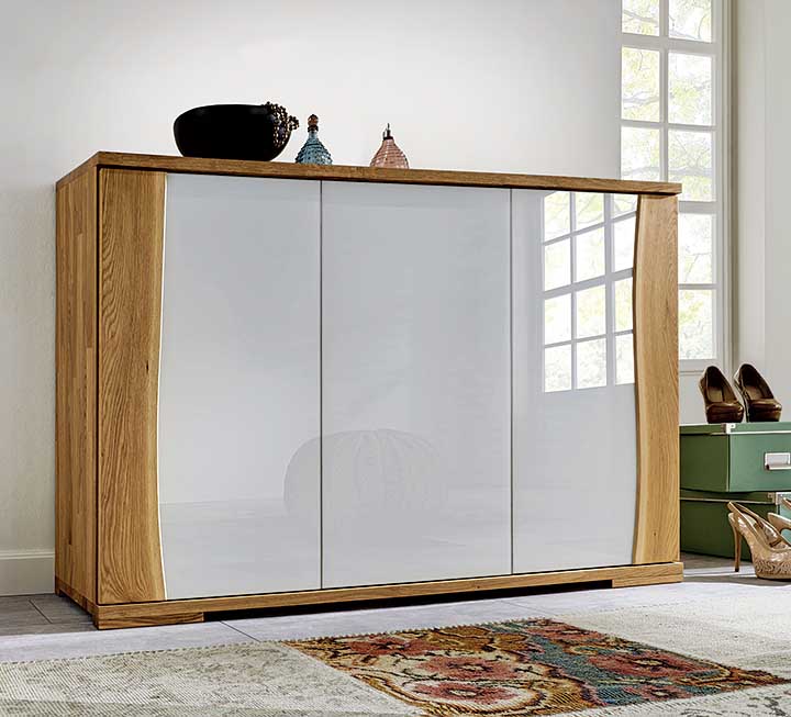 Edles Massivholz trifft auf modernes Weißglas Edles Massivholz trifft auf modernes Weißglas