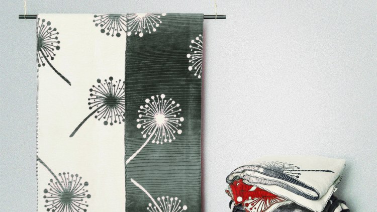 Kuscheldecke mit schönem Pusteblumen-Motiv in grau/natur
