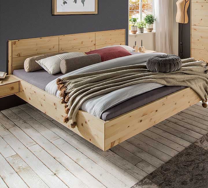 Geradliniges Schwebebett aus strukturreichem Zirbenholz Geradliniges Schwebebett aus strukturreichem Zirbenholz