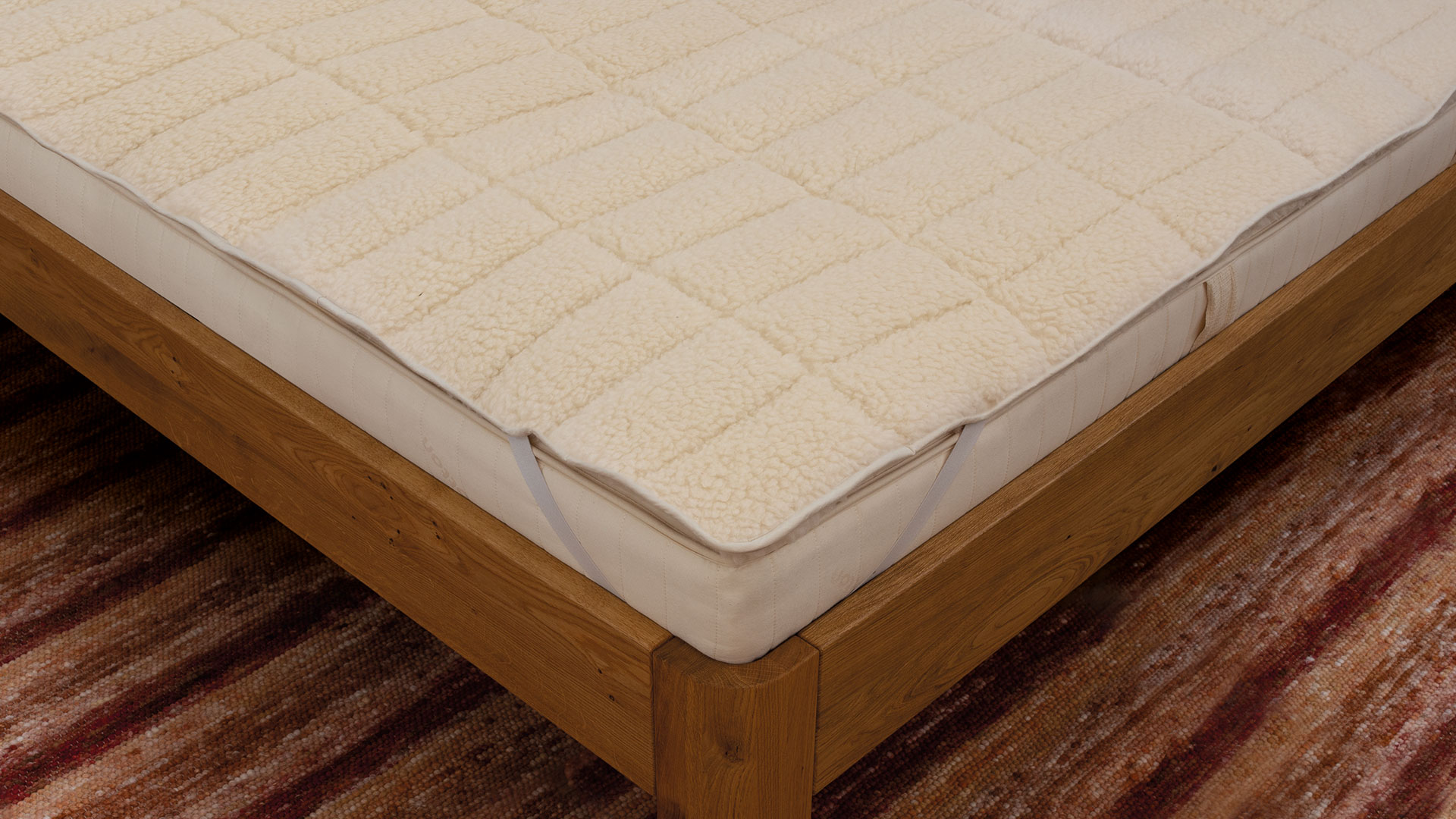 Flauschiges Wollflor-Unterbett aus kuschelweicher, traumhaft wärmender Schafschurwolle Flauschiges Wollflor-Unterbett aus Schafschurwolle