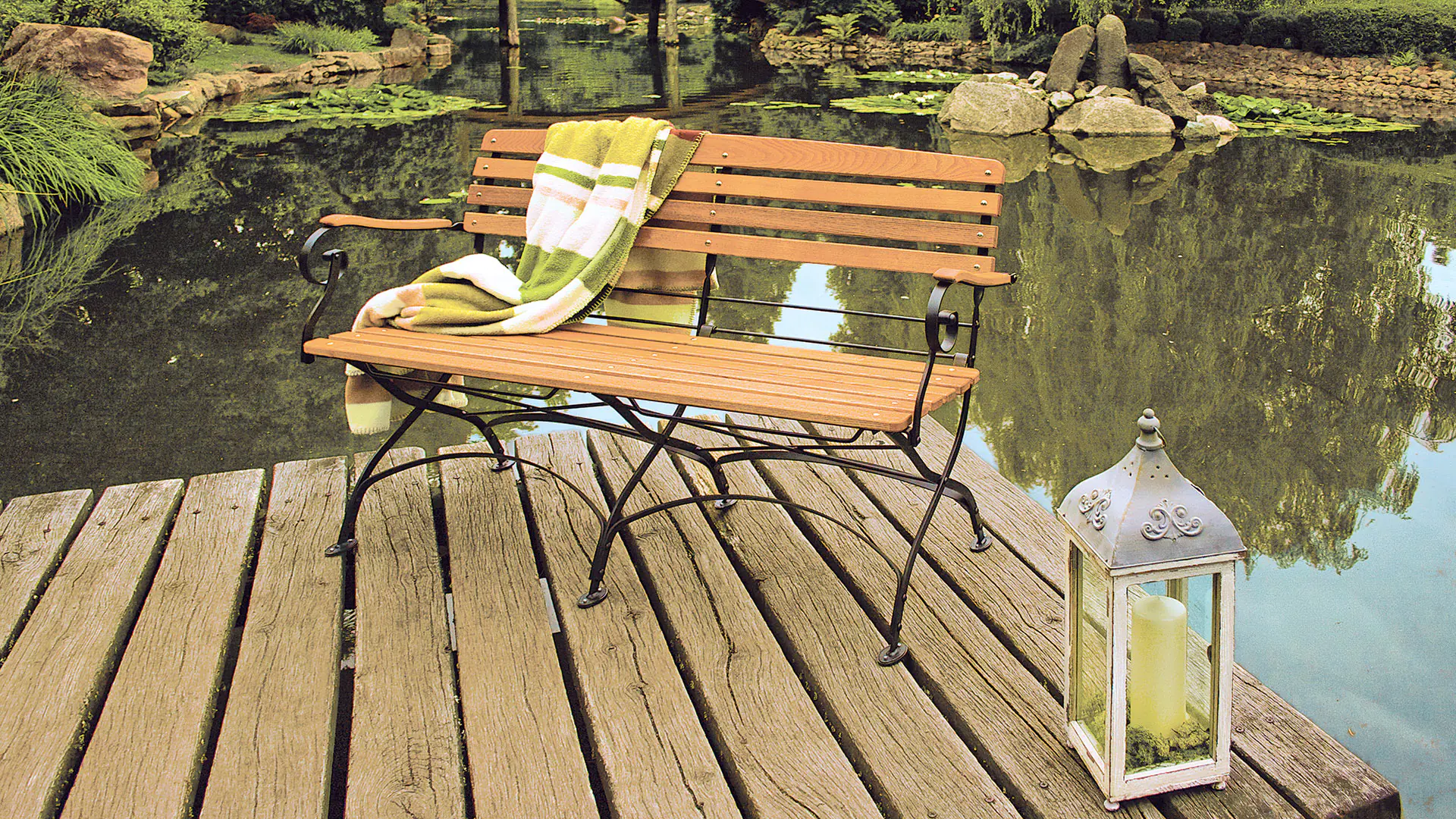 Klassisch elegante Gartenbank mit bequem geformter Lamellen-Sitzfläche