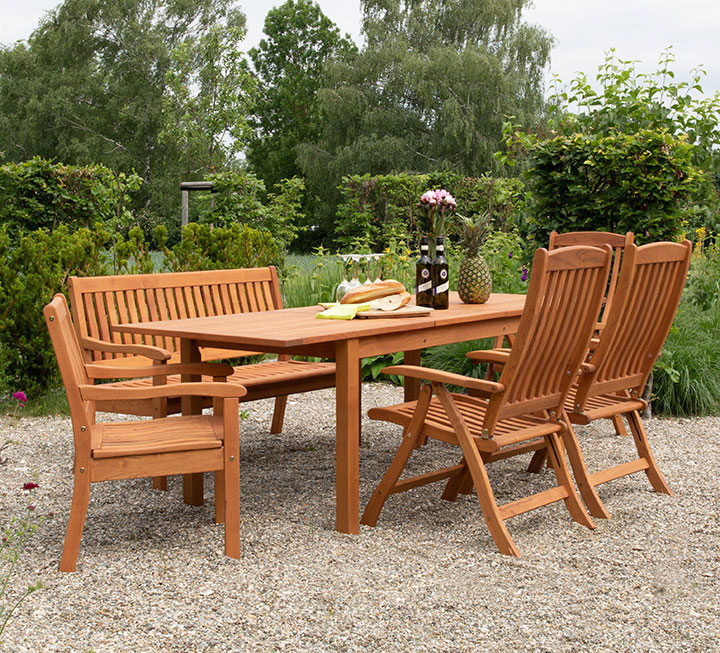 Klassischer Gartentisch - hier die ausgezogene Variante mit Einlegeplatte Klassischer Gartentisch - hier die ausgezogene Variante mit Einlegeplatte